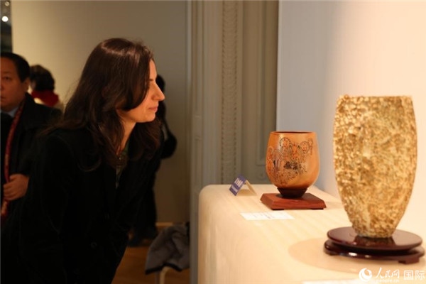 嘉賓和公眾參觀“絲路瓷行”——中國景德鎮(zhèn)陶瓷文化特展。人民網(wǎng)記者 尚凱元攝
