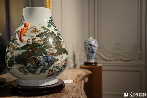 嘉賓和公眾參觀“絲路瓷行”——中國景德鎮(zhèn)陶瓷文化特展。人民網(wǎng)記者 尚凱元攝