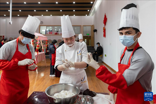 1月28日，在復(fù)旦大學(xué)第二附屬學(xué)校，美國馬斯卡廷中學(xué)學(xué)生展示自己制作的湯圓。 新華社記者 王翔 攝