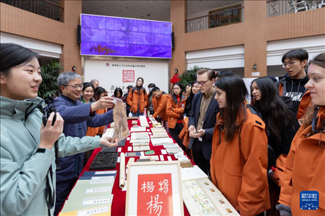 1月29日，在復(fù)旦大學(xué)，美國馬斯卡廷中學(xué)學(xué)生了解中國古籍裝幀與修復(fù)技術(shù)。 新華社記者 王翔 攝