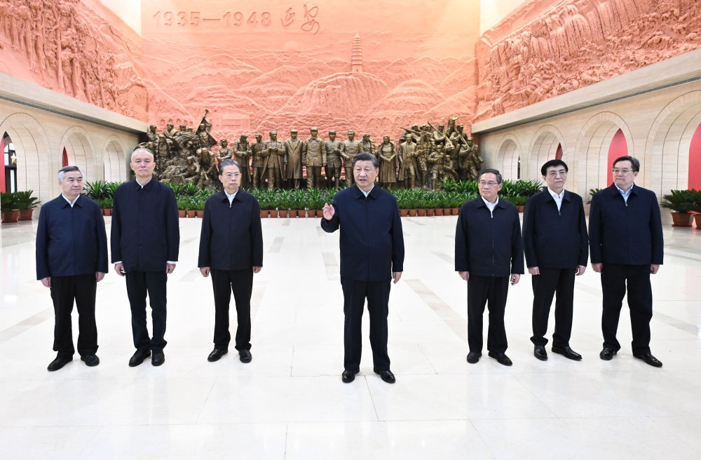 2022年10月27日，習(xí)近平在延安革命紀(jì)念館參觀《偉大歷程——中共中央在延安十三年歷史陳列》結(jié)束時發(fā)表重要講話。新華社記者 燕雁 攝