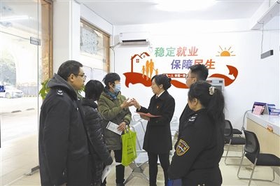  圖③：調(diào)解后，法官現(xiàn)場(chǎng)向當(dāng)事人做釋法析理工作。