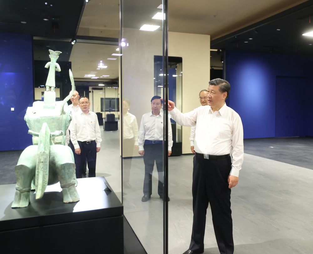 2023年7月26日下午，習(xí)近平在位于四川省德陽市廣漢市的三星堆博物館新館參觀。新華社記者 鞠鵬 攝