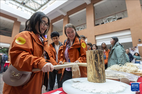 1月29日，在復(fù)旦大學(xué)，美國馬斯卡廷中學(xué)學(xué)生用錘子打紙漿，親身體驗(yàn)古法制作紙張。 新華社記者 王翔 攝
