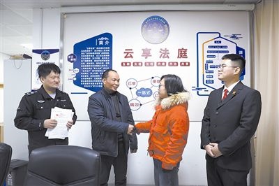  圖②：雙方當(dāng)事人達(dá)成調(diào)解協(xié)議，握手言和。