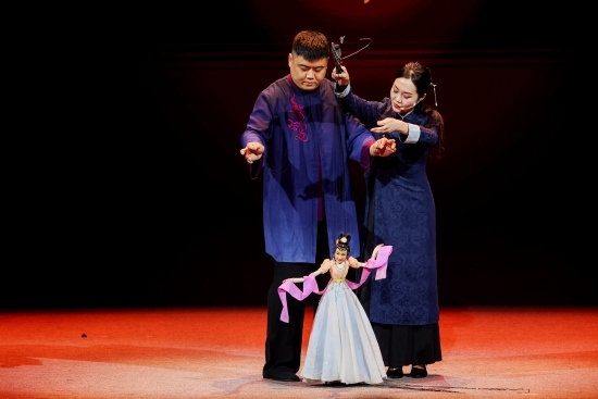 “何以中國(guó)·向海泉州”網(wǎng)絡(luò)主題活動(dòng)現(xiàn)場(chǎng)，蔡思雅和搭檔表演提線木偶戲。