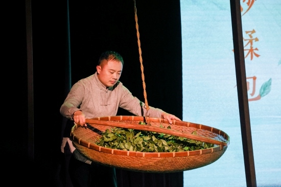 “何以中國(guó)·向海泉州”網(wǎng)絡(luò)主題活動(dòng)現(xiàn)場(chǎng)，魏嘉宏表演搖青。