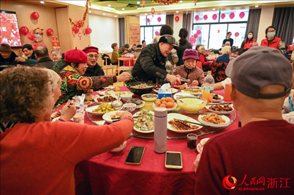 老人們享用公益年夜飯。人民網(wǎng)記者 葉賓得攝