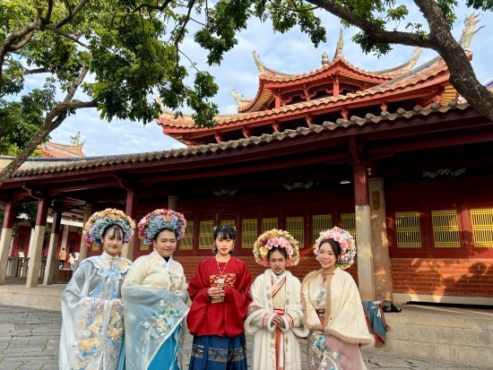 泰國留學(xué)生頭戴蟳埔簪花圍在開元寺留影。人民網(wǎng)記者 金慧慧攝