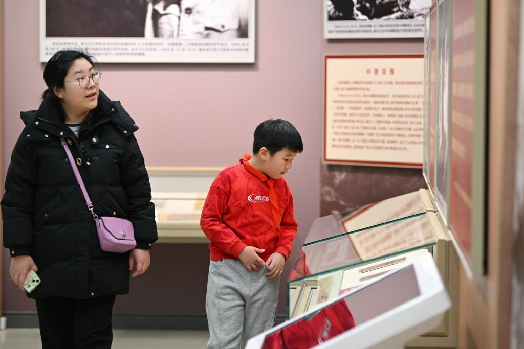2024年1月28日，家長帶著孩子在平津戰(zhàn)役紀(jì)念館內(nèi)參觀。