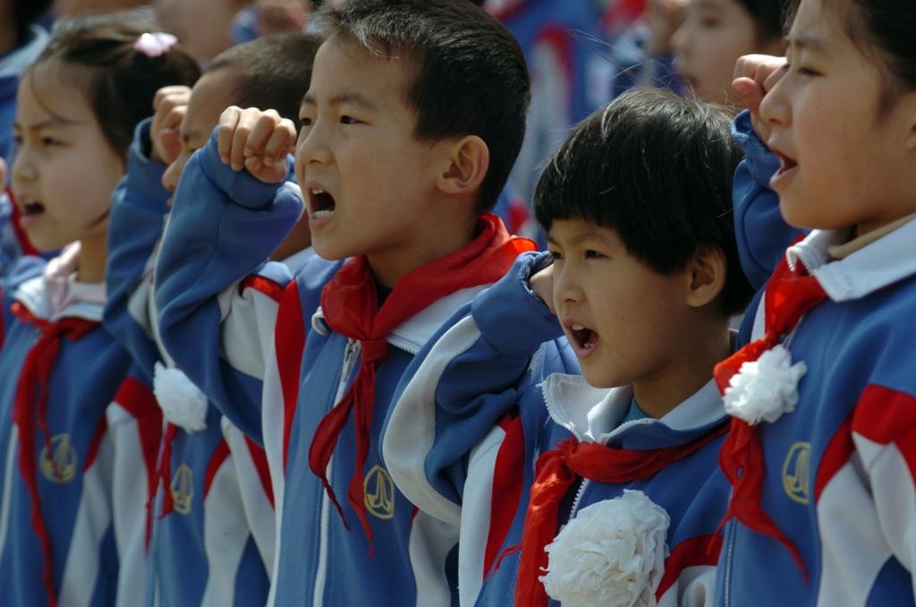 2006年4月5日，天津緣誠小學(xué)的同學(xué)們來到平津戰(zhàn)役紀(jì)念館祭奠英烈，表達(dá)對革命先烈的緬懷之情。
