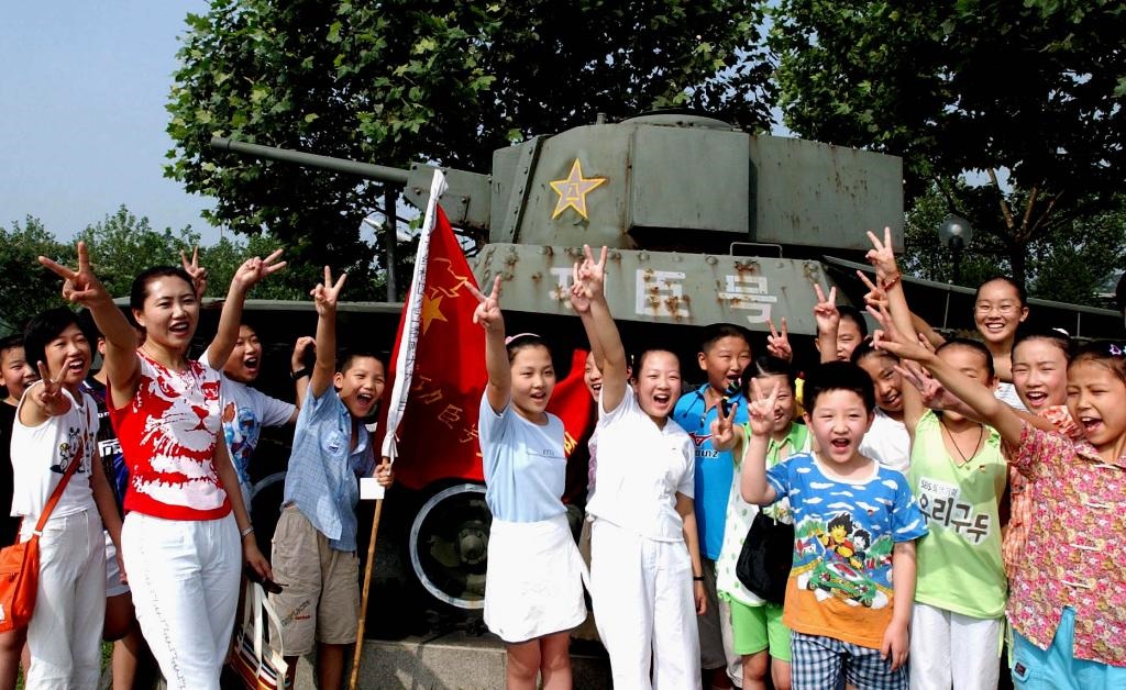 2003年7月31日，天津市紅橋區(qū)躍進(jìn)里小學(xué)少先隊(duì)員來到平津戰(zhàn)役紀(jì)念館“功臣號坦克”前，開展以“揚(yáng)軍威做革命接班人”為主題的隊(duì)日活動(dòng)?！鞍艘弧苯ㄜ姽?jié)前夕，天津市在少先隊(duì)員中廣泛開展“仰望革命英烈頌我軍威”等紀(jì)念活動(dòng)。
