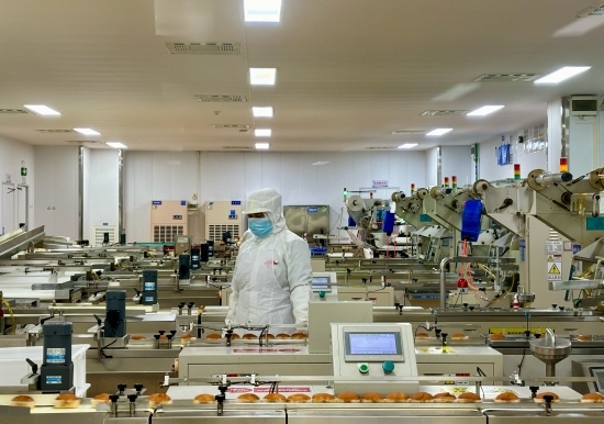 盼盼5G智慧工廠生產(chǎn)線正在進行產(chǎn)品質(zhì)檢。人民網(wǎng)記者 金慧慧攝