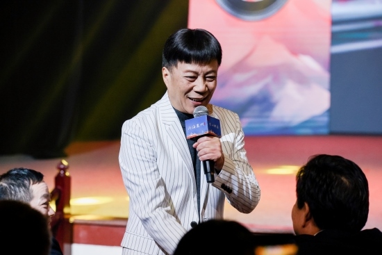 “何以中國·向海泉州”網(wǎng)絡(luò)主題活動現(xiàn)場，陳百潭演出時與觀眾互動。泉州廣播電視臺供圖