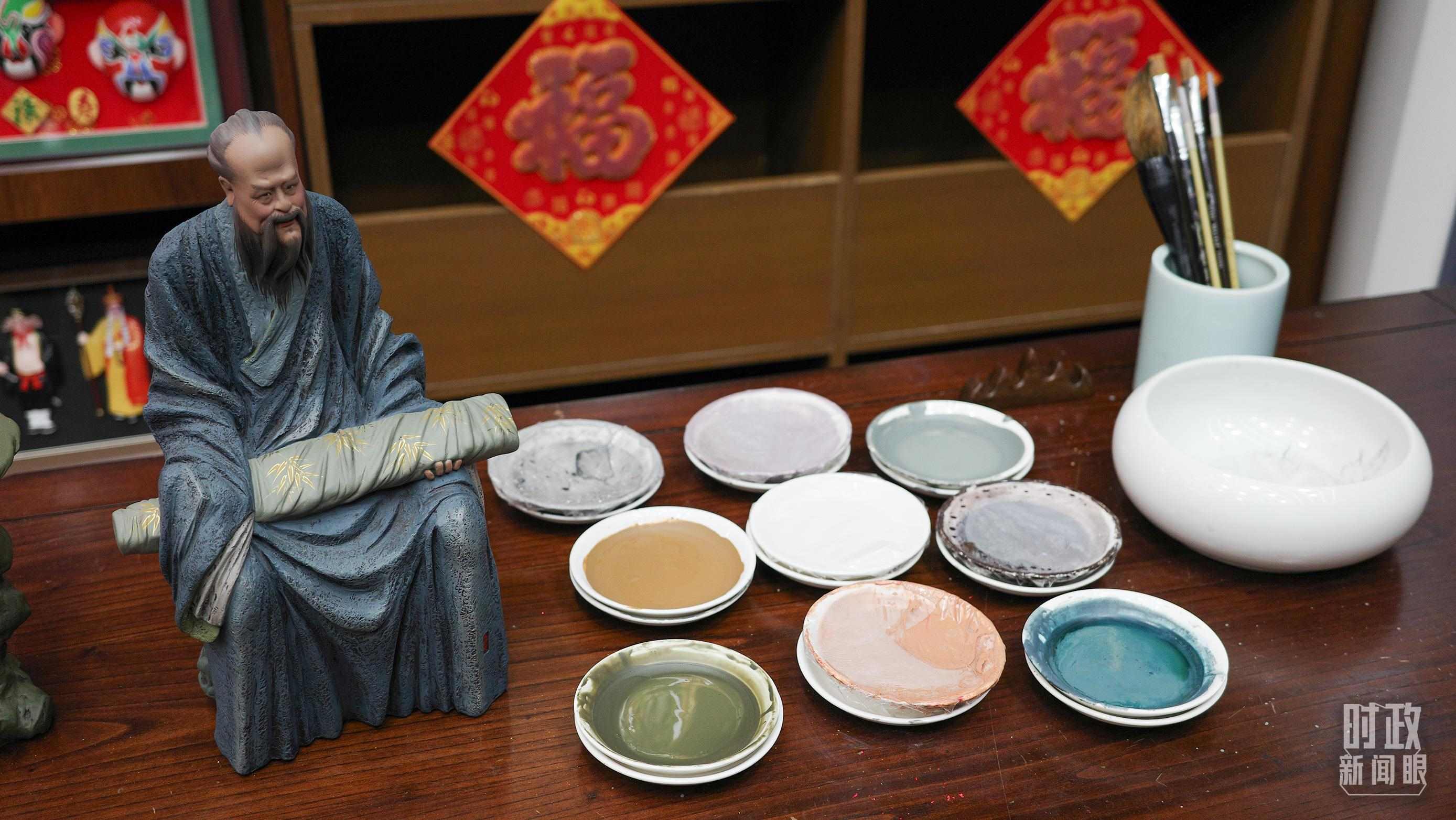 △天津古文化街，泥人張店鋪的上色顏料展示。（總臺(tái)央視記者覃思拍攝）