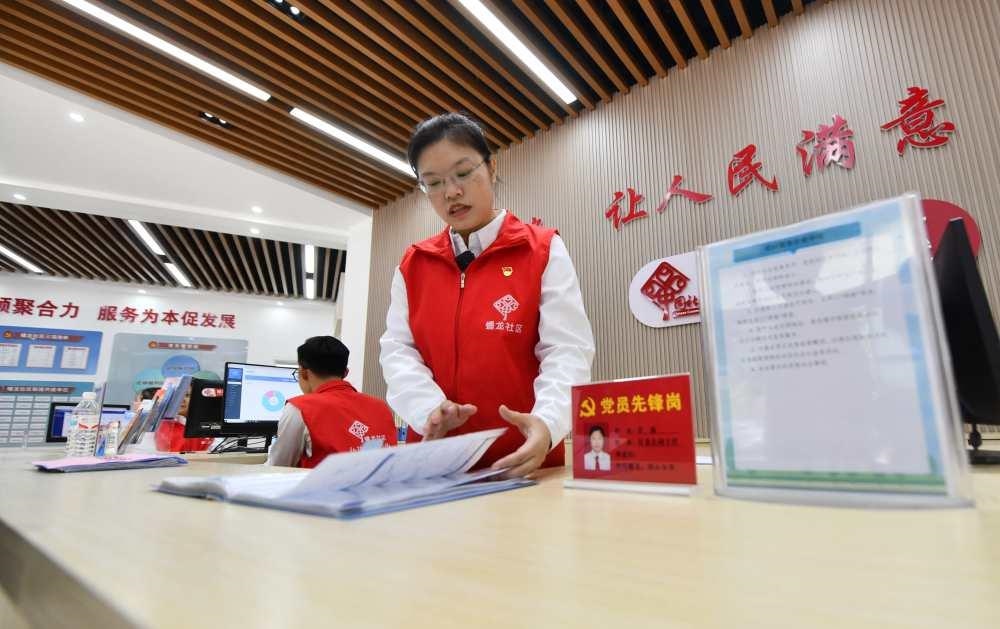 △2023年12月14日，廣西南寧市蟠龍社區(qū)，工作人員在為居民服務(wù)。