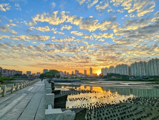 夕陽(yáng)余暉下的洛陽(yáng)橋（局部）。受訪(fǎng)者供圖