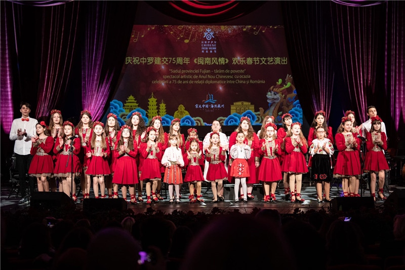 圖為羅小快板兒童合唱團在演唱中文歌曲。 中國駐羅大使館文化處供圖。