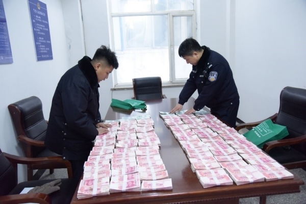 民警清點涉案資金。磐石市公安局供圖