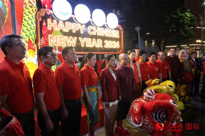 中泰嘉賓在曼谷唐人街耀華力路合影。 人民網(wǎng)記者 張矜若攝