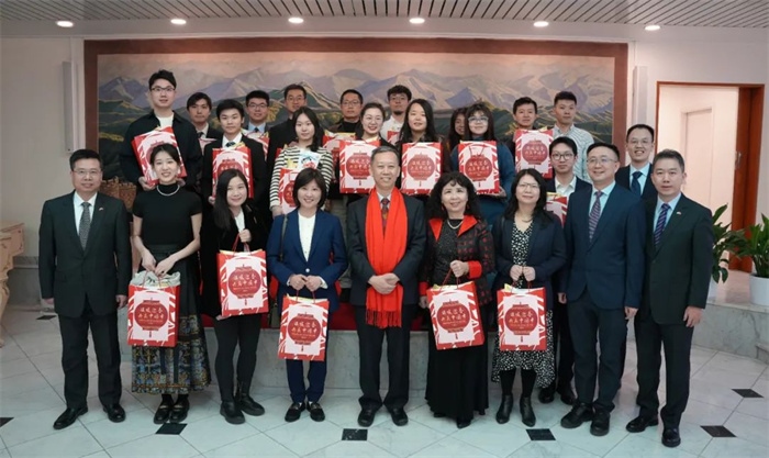 中國駐瑞典大使館崔愛民與留學(xué)生代表和華校負(fù)責(zé)人合影。 中國駐瑞典大使館供圖