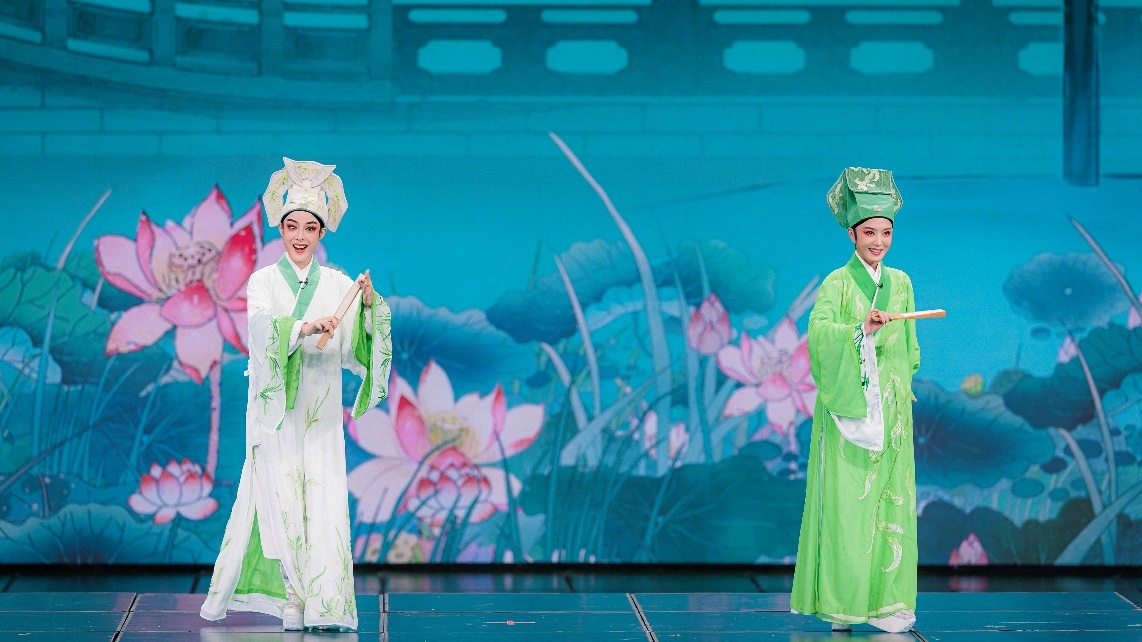 青年越劇演員陳麗君、李云霄彩排現(xiàn)場。主辦方供圖