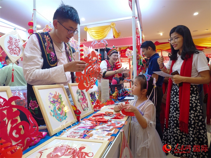 活動現(xiàn)場的剪紙展示。人民網(wǎng)記者 謝佳君攝