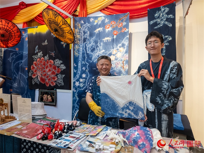 活動現(xiàn)場的扎染展示。人民網(wǎng)記者 謝佳君攝