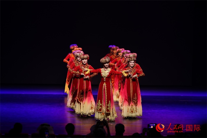 2日在阿聯(lián)酋迪拜舉行的大型音舞詩(shī)畫(huà)《新疆是個(gè)好地方》文藝演出。人民網(wǎng)記者任皓宇攝