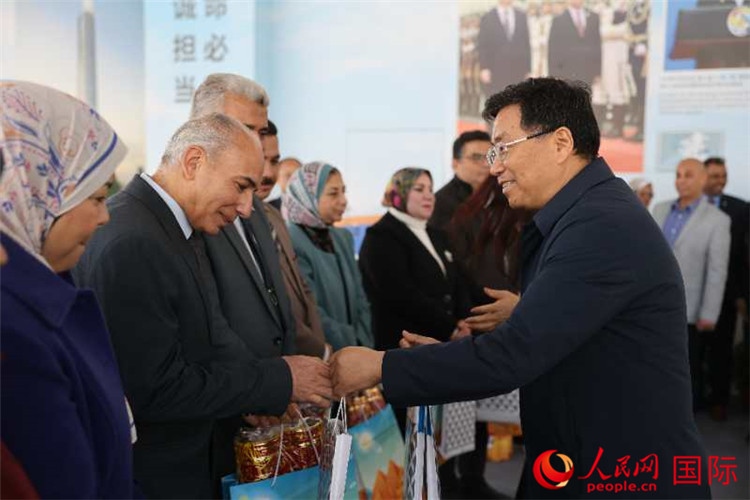中建埃及分公司董事長(zhǎng)常偉才為埃及師生發(fā)放新年禮包。人民網(wǎng)記者 黃培昭攝