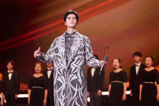 演員李建義、許魏洲和歌手等的音樂秀《有種浪漫叫中國航天》