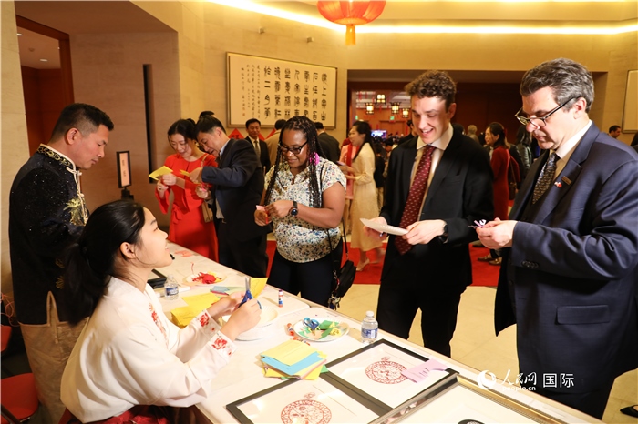 圖為美國民眾體驗中國春節(jié)民俗。人民網記者 李志偉攝