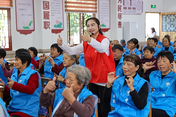 老人們正在學習手勢舞。