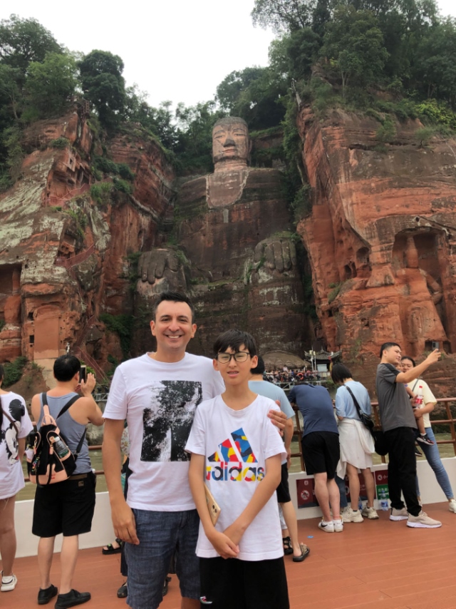 埃爾南多與兒子在廣東佛山。圖片由受訪者提供