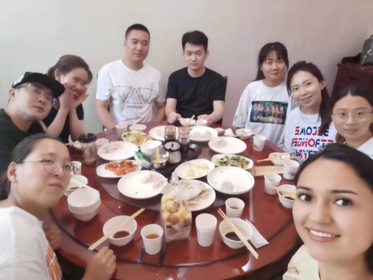 保拉與中國朋友在一起。圖片由受訪者提供