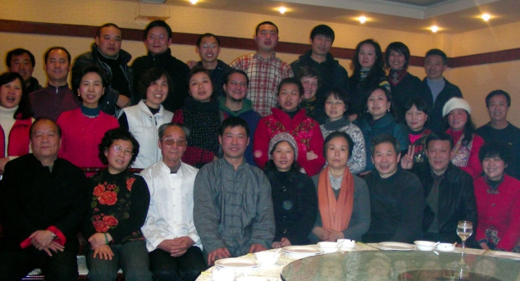 2018年，卡洛斯（二排中間）和武術(shù)學(xué)校的老師同學(xué)一起過春節(jié)。圖片由受訪者提供