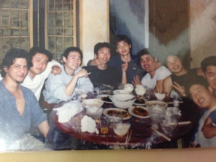 2007 年，卡洛斯·卡斯蒂略（左一）和他的中國朋友在武漢慶祝春節(jié)。圖片由受訪者提供