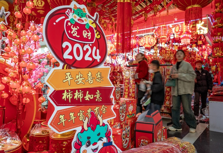 1月11日，顧客在昆明新螺螄灣國(guó)際商貿(mào)城選購(gòu)節(jié)日飾品。新華社記者 陳欣波 攝