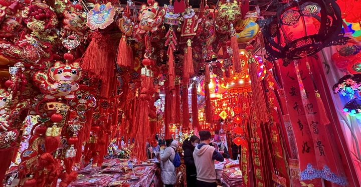 1月19日，市民在北京一商場(chǎng)內(nèi)選購(gòu)春節(jié)裝飾品。新華社記者李欣攝