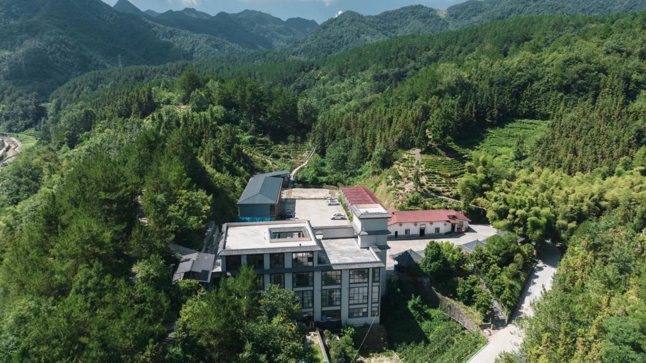 蒿坪鎮(zhèn)金石村“喬家大院”農(nóng)家樂航拍圖。常洪萍供圖