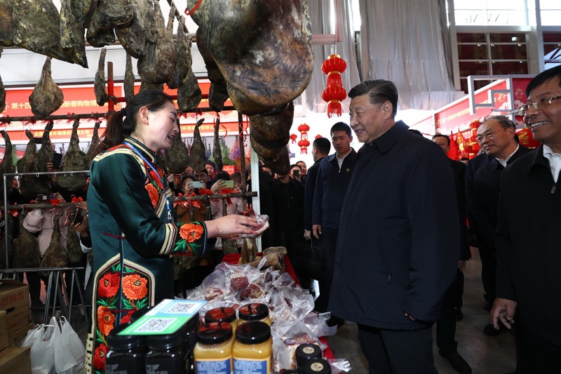 2020年1月19日至21日，中共中央總書記、國家主席、中央軍委主席習(xí)近平來到云南，看望慰問各族干部群眾，向全國人民致以新春祝福。這是20日下午，習(xí)近平在昆明新春購物博覽會年貨街，了解春節(jié)前市場供應(yīng)情況。新華社記者 鞠鵬 攝
