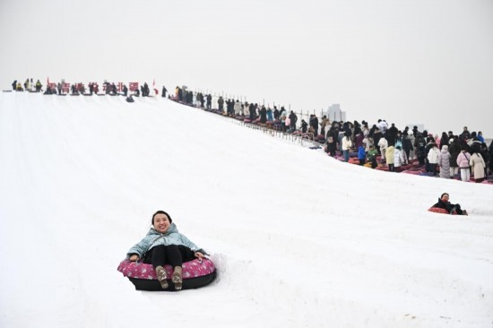 圖為1月18日，市民在內(nèi)蒙古賽馬場(chǎng)滑雪圈。新華社記者 貝赫 攝