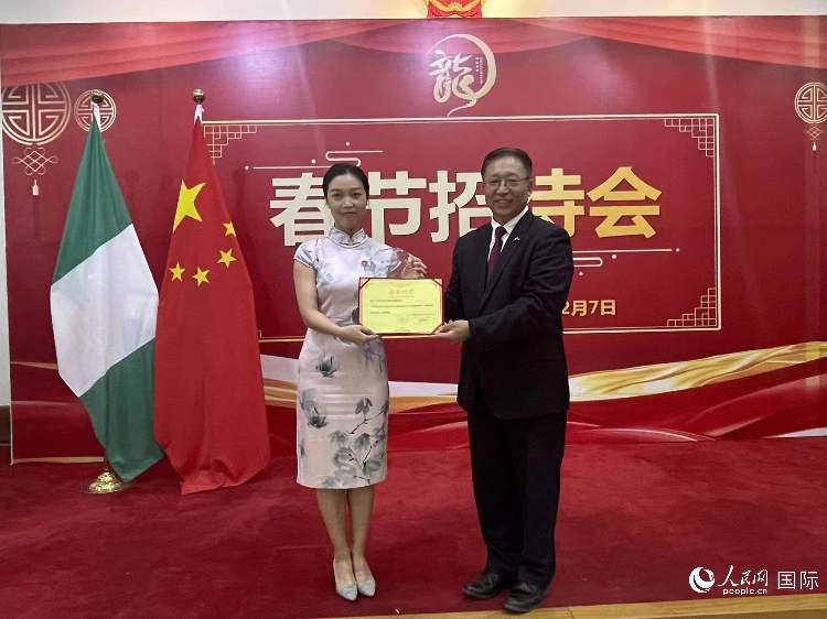 中國(guó)駐尼日利亞大使崔建春（右）為尼日利亞中國(guó)礦業(yè)聯(lián)合會(huì)頒獎(jiǎng)。人民網(wǎng)記者 姜宣攝