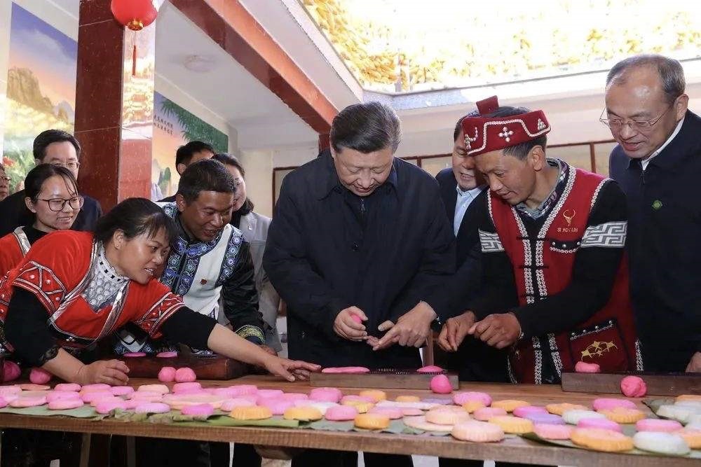 2020年1月19日，習(xí)近平總書記在云南省騰沖市清水鄉(xiāng)三家村中寨司莫拉佤族村，同村民李發(fā)順一家制作當(dāng)?shù)毓?jié)日傳統(tǒng)食品大米粑粑。新華社記者 鞠鵬 攝