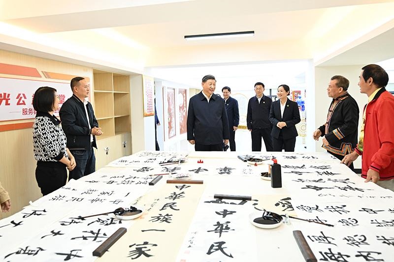 △2023年12月14日，習(xí)近平總書記在廣西南寧市良慶區(qū)蟠龍社區(qū)黨群服務(wù)中心文體活動(dòng)室同社區(qū)居民親切交流。