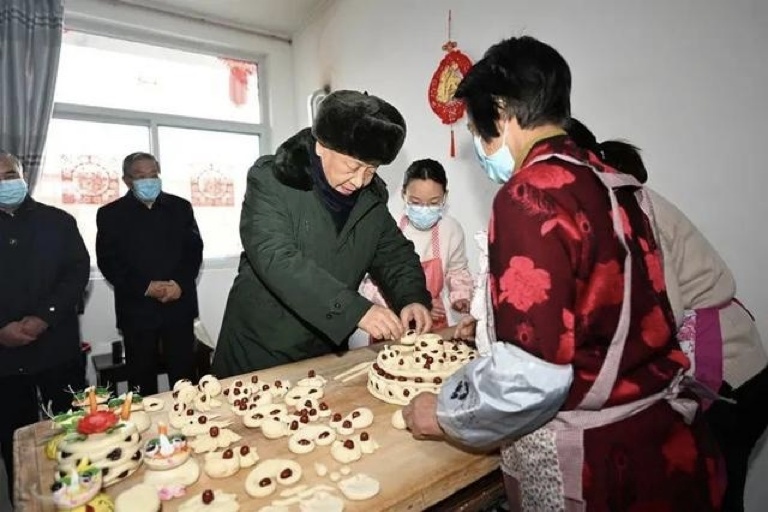 2022年1月26日，習(xí)近平總書記在山西省臨汾市霍州市師莊鄉(xiāng)馮南垣村，同師紅兵一家做年饃。新華社記者 李學(xué)仁 攝