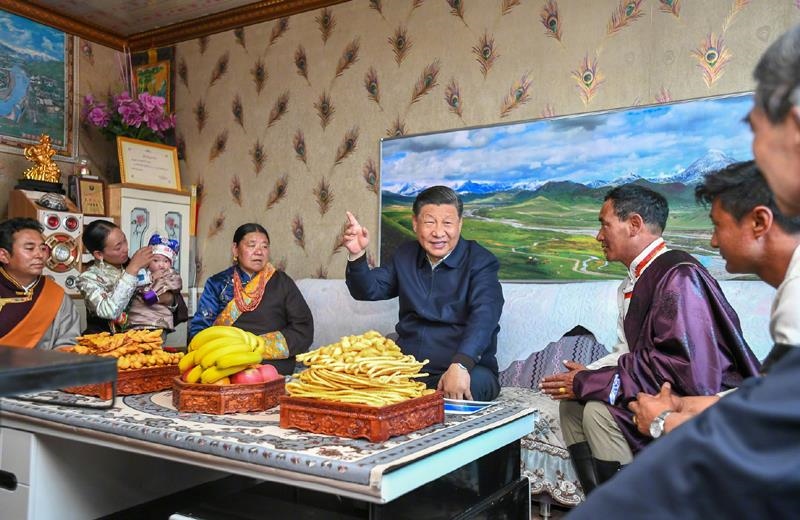 △2021年6月8日，習(xí)近平總書記在青海海北藏族自治州剛察縣果洛藏貢麻村，同藏族牧民索南才讓一家人圍坐在客廳聊家常。