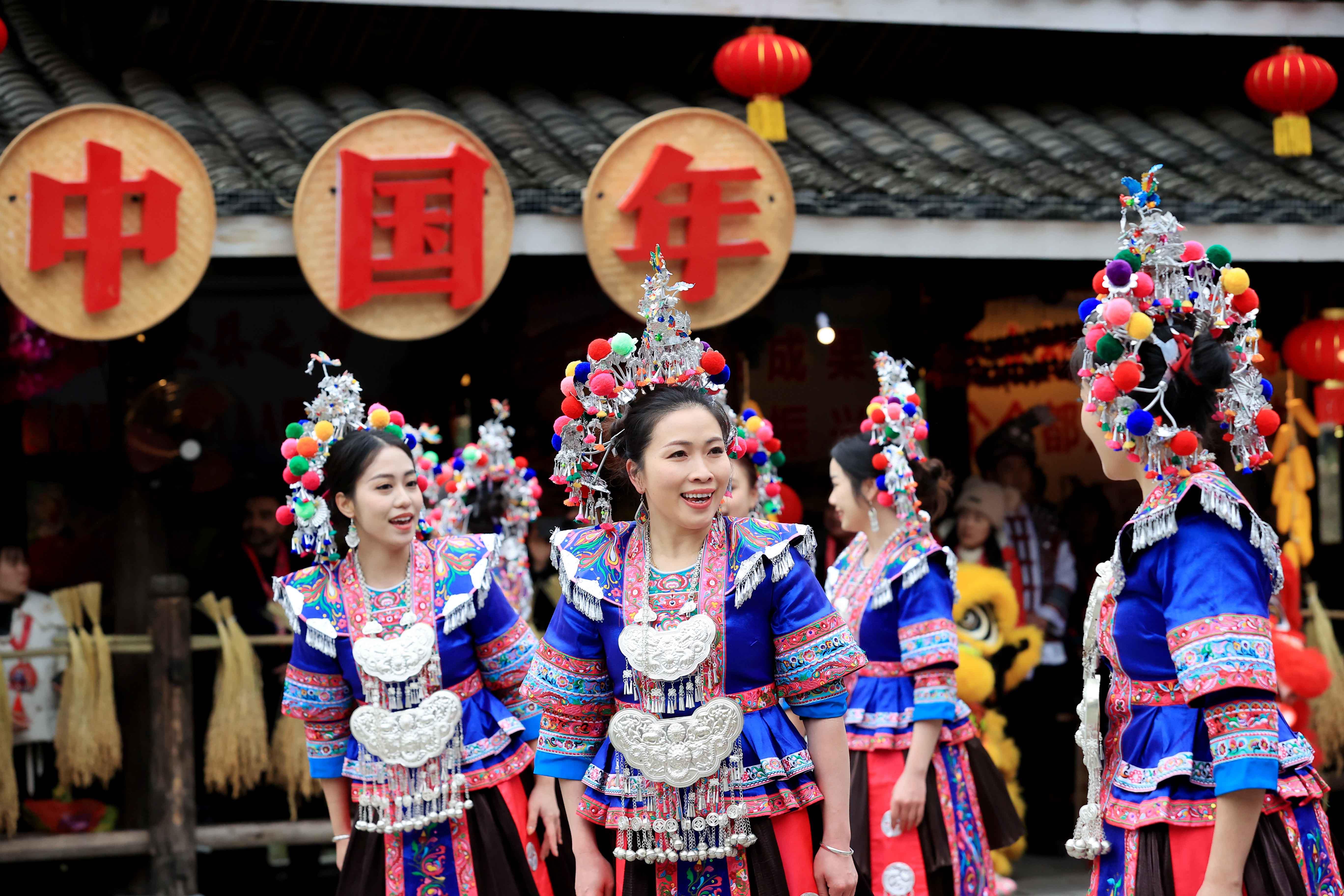△2024年2月3日，在廣西柳州三江侗族自治縣林溪鎮(zhèn)程陽八寨景區(qū)，“村晚”紅紅火火進(jìn)行。