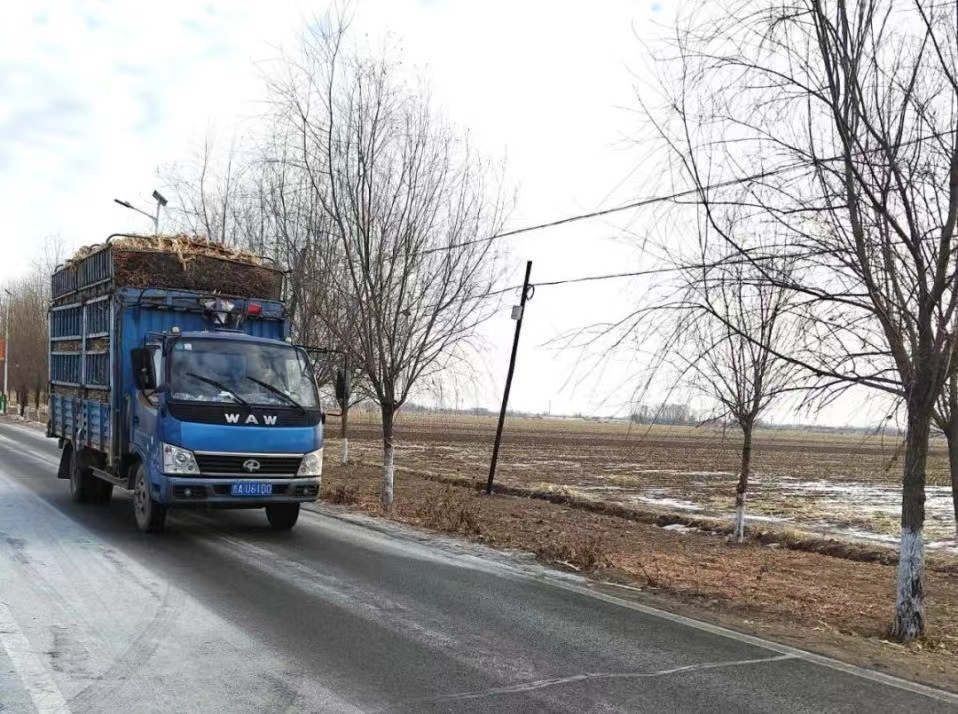 貨車行駛在公主嶺市農(nóng)村公路上。公主嶺市委宣傳部供圖