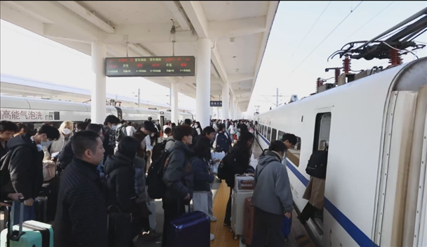 景德鎮(zhèn)北站的旅客陸續(xù)登上回家的列車。中國鐵路南昌局供圖